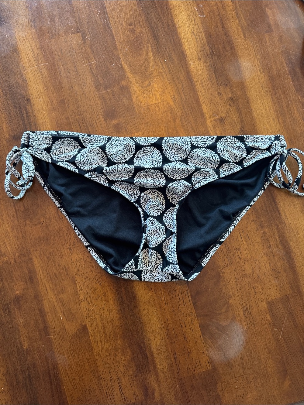 STYLUS Black & White Floral Medallion Bikini‎ Bottoms with Side Ties